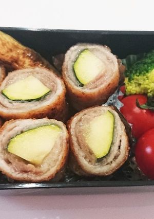 お弁当に彩りを☆豚ロースズッキーニ巻き-レシピのメイン写真