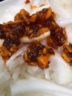 食べるラー油と新玉ねぎ丼-レシピのメイン写真