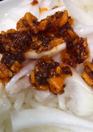 食べるラー油と新玉ねぎ丼-レシピのメイン写真