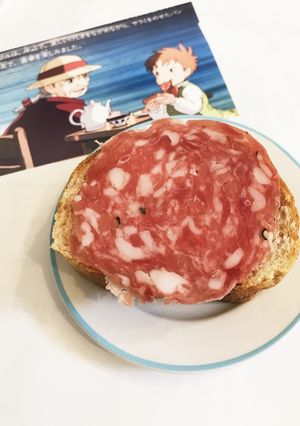 サラミをのせたパン/ハウルの動く城-レシピのメイン写真