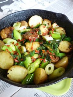 鶏皮+新じゃが+ニラのアヒージョ炒め-レシピのメイン写真