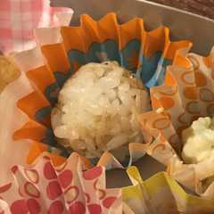 รูปของ お弁当に！簡単ごま油deしらすおにぎり