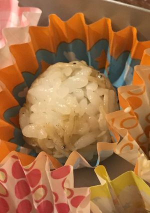 お弁当に！簡単ごま油deしらすおにぎり-レシピのメイン写真