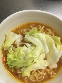 レタスをのせた辛ラーメン-レシピのメイン写真
