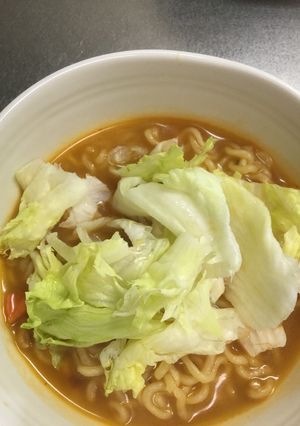 レタスをのせた辛ラーメン-レシピのメイン写真