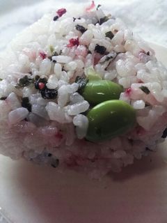 男梅のふりかけと枝豆のおにぎり-レシピのメイン写真