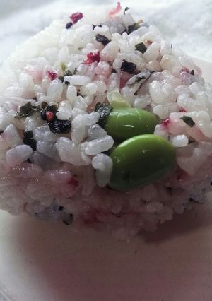 男梅のふりかけと枝豆のおにぎり-レシピのメイン写真