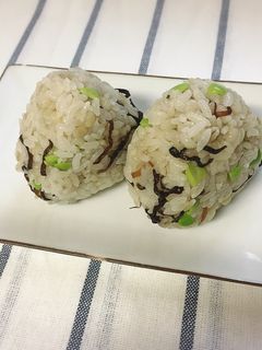 お弁当に♪ 塩昆布と枝豆のおにぎり-レシピのメイン写真