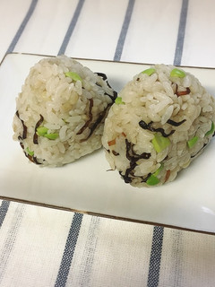 お弁当に♪ 塩昆布と枝豆のおにぎり-レシピのメイン写真