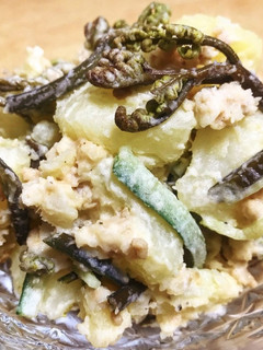 ワラビと鶏そぼろのポテトサラダ-レシピのメイン写真