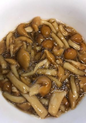 簡単すぎて御免なさい。なめこの麺つゆあえ-レシピのメイン写真