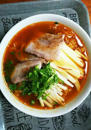 林檎と豚バラ、セロリで辛ラーメン！-レシピのメイン写真