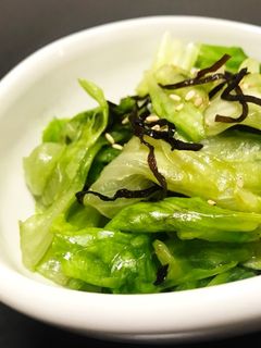 簡単副菜☆レタスの塩こんぶとごま油和え-レシピのメイン写真