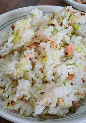 サーモンとキャベツのチャーハン-レシピのメイン写真