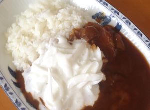 カレーに玉ねぎヨーグルトトッピング-レシピのメイン写真