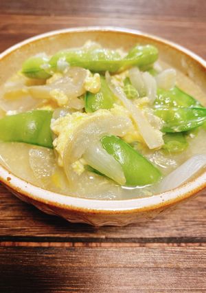 優しい味わい♡絹さやと玉ねぎの卵とじ-レシピのメイン写真