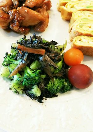 お弁当 ひじきの煮物とブロッコリーの和物-レシピのメイン写真