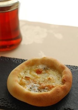 ブルーチーズでクワトロ風ピザパン-レシピのメイン写真