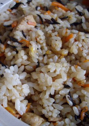 土鍋で♪ひじきごの炊き込みご飯-レシピのメイン写真