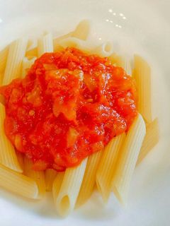 新玉ねぎで完熟トマトソースのペンネパスタ-レシピのメイン写真