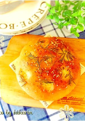 HBピザ生地で☆ローズマリーフォカッチャ-レシピのメイン写真