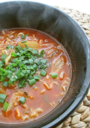 トマトジュースとキムチで煮込む赤い麺-レシピのメイン写真