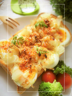 茹で卵×玉葱のおかか味噌トースト-レシピのメイン写真