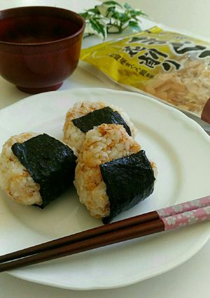 miyabiまぐろ花削りでおむすび-レシピのメイン写真