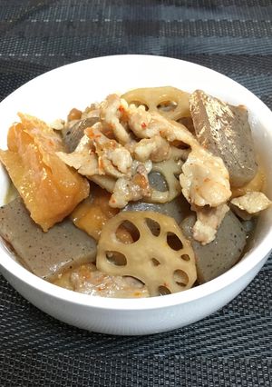 簡単♪黒こんにゃく・レンコン・豚肉の煮物-レシピのメイン写真