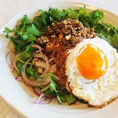 รูปของ パクチーたっぷりふるるビビン冷麺