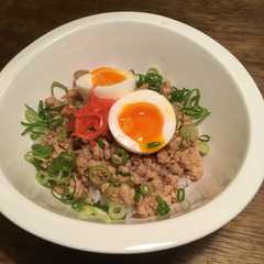 รูปของ 鶏そぼろと半熟卵の親子丼。お弁当にも♫