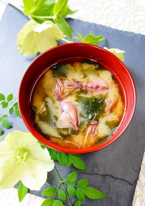 ほたるいか【蛍烏賊とワカメのお味噌汁】-レシピのメイン写真