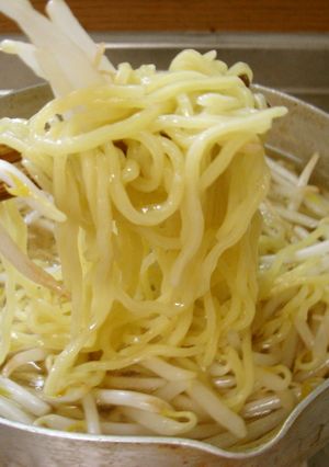 最近の冷凍ラーメン＋もやし-レシピのメイン写真