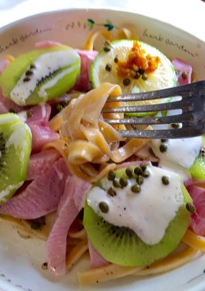 キーウイとブリ刺し身のパスタ-レシピのメイン写真