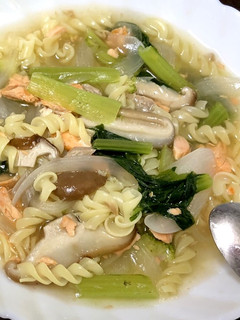 鮭と野菜きのこのコンソメスープパスタ-レシピのメイン写真
