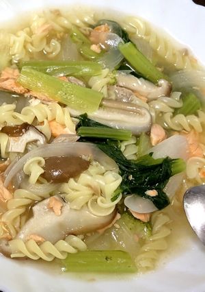 鮭と野菜きのこのコンソメスープパスタ-レシピのメイン写真