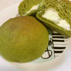 รูปของ ふわふわ宇治抹茶パンinクリームチーズ