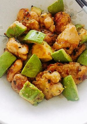 食べてキレイに♪にんにく鶏とアボカド和え-レシピのメイン写真