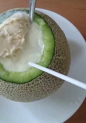 メロンまるごとメロンカルピスソーダ-レシピのメイン写真