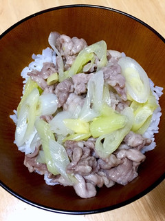 切り落とし豚肉で!レンジで簡単ネギ塩豚丼-レシピのメイン写真