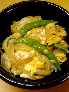 昼食スナップえんどうと新玉ねぎの卵とじ丼-レシピのメイン写真