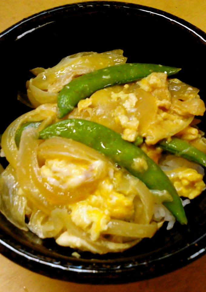 昼食スナップえんどうと新玉ねぎの卵とじ丼-レシピのメイン写真