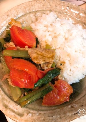 カレーの壺で！豚と小松菜&トマト-レシピのメイン写真