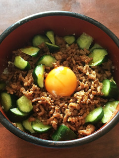 浅漬けキュウリのスタミナそぼろ丼-レシピのメイン写真
