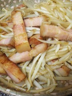 簡単5分・モヤシとベーコンの醤油炒め-レシピのメイン写真