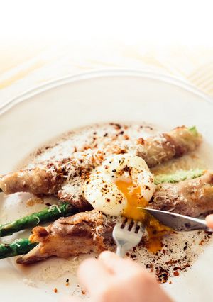 肉巻きアスパラガスの温玉乗せ甘辛ソース-レシピのメイン写真
