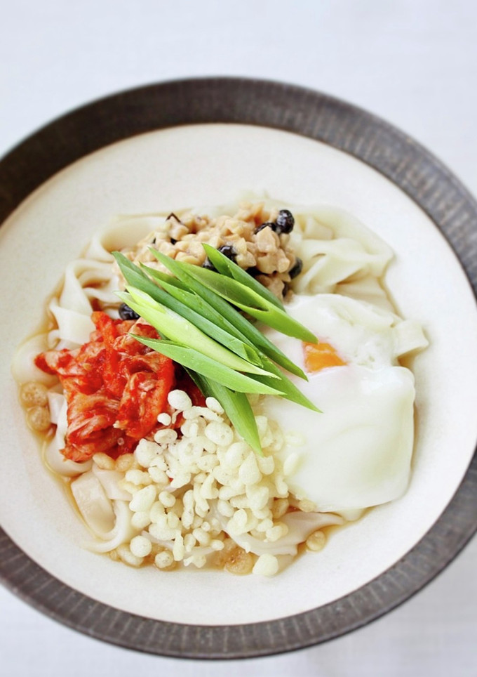 簡単♪我が家の定番【キムチ納豆うどん】-レシピのメイン写真