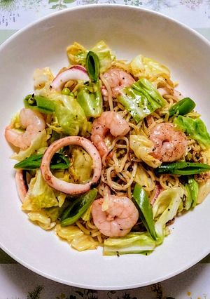 簡単ランチ！イカと海老とエンドウの焼そば-レシピのメイン写真