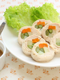 ゴマだれで美味しい!鶏肉の彩りロール蒸し-レシピのメイン写真