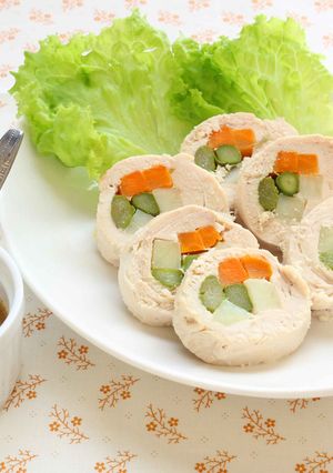 ゴマだれで美味しい！鶏肉の彩りロール蒸し-レシピのメイン写真